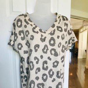 Leopard print v-neck t-shirt